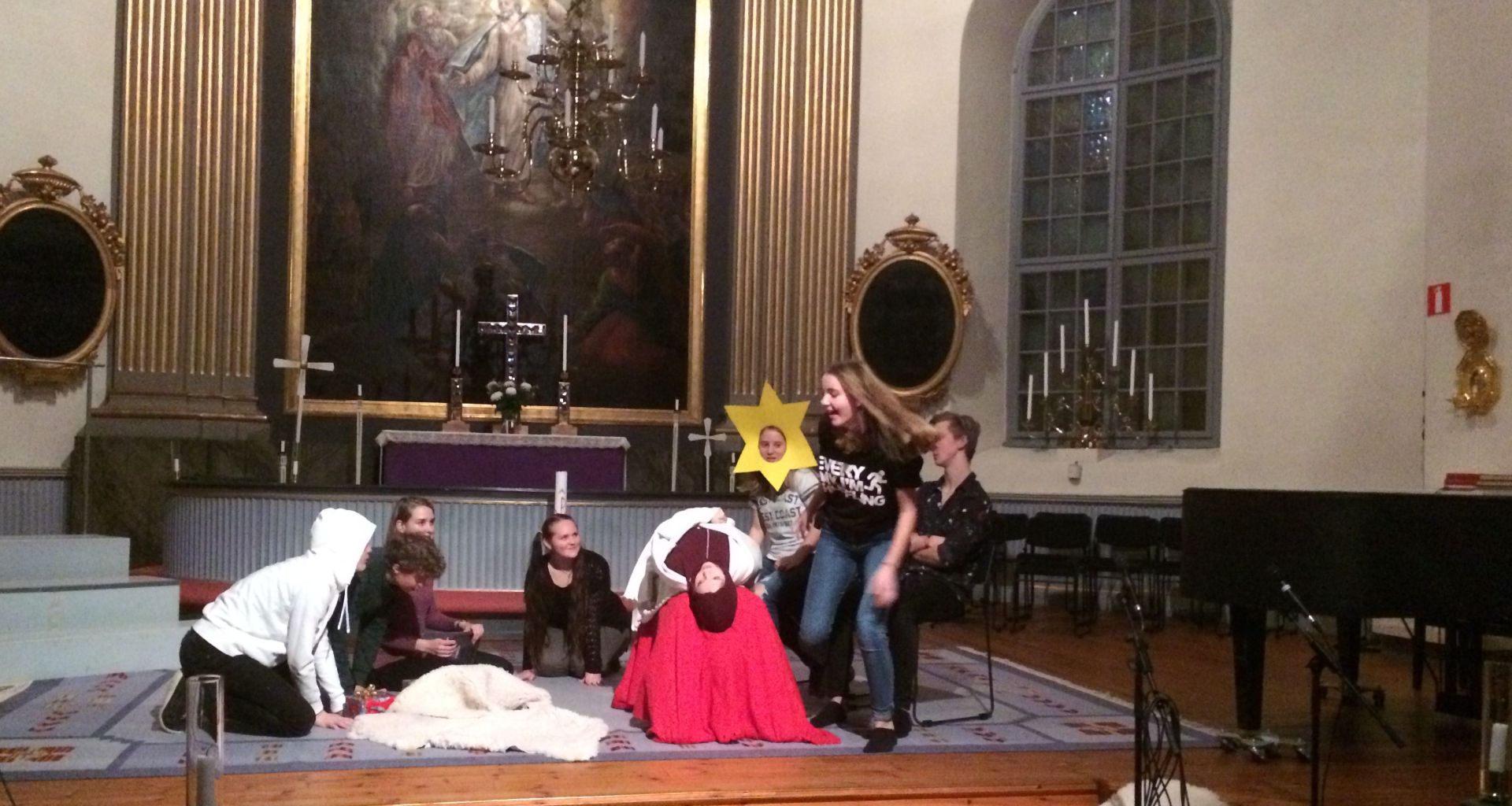 Ungdomar uppför ett julspel i Vårdnäs kyrka