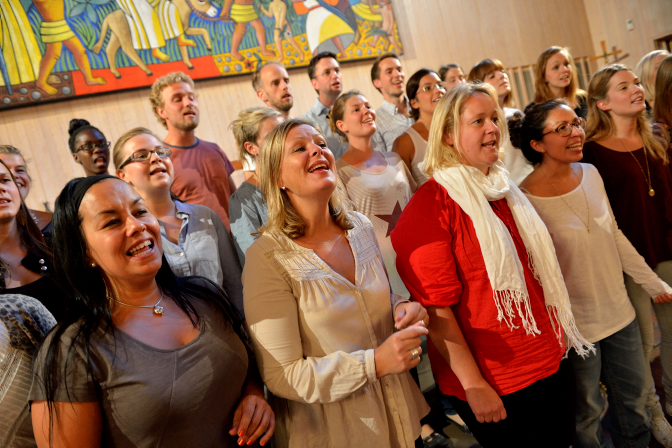 Glada körsångare  på led med inlevelse i musiken.