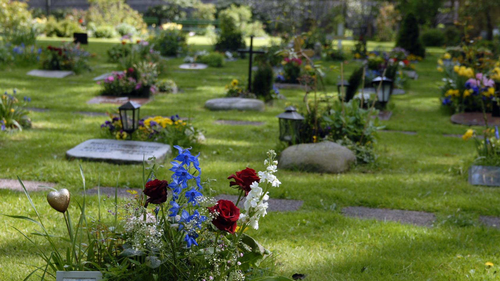 Blommor på en kyrkogård