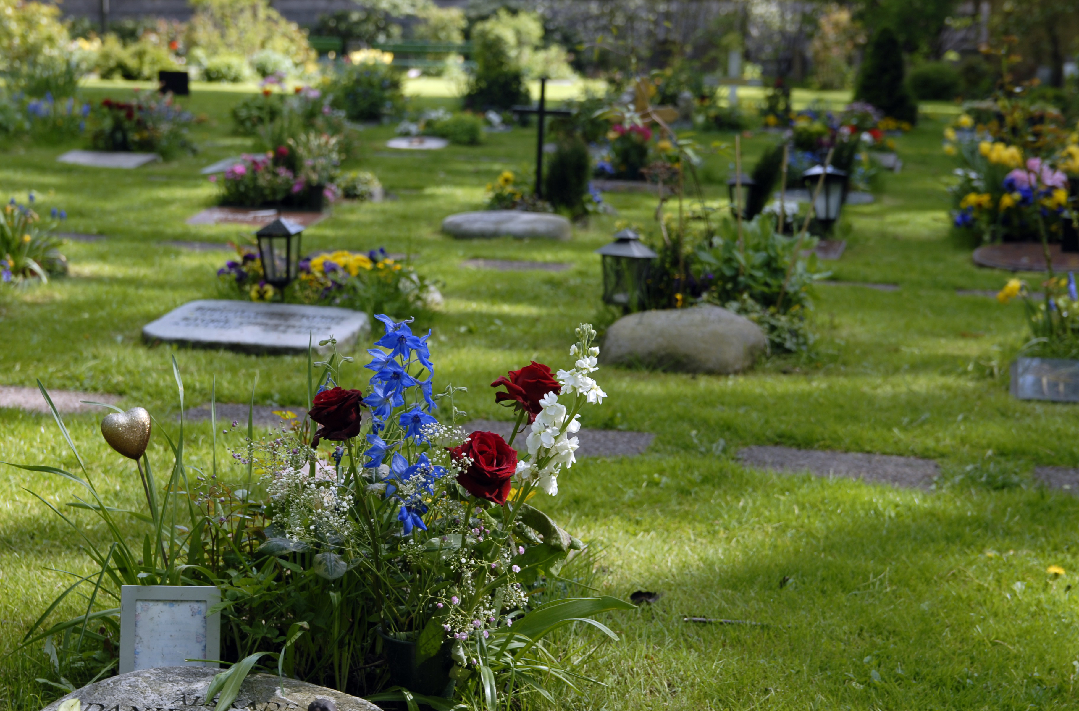 Blommor på en kyrkogård