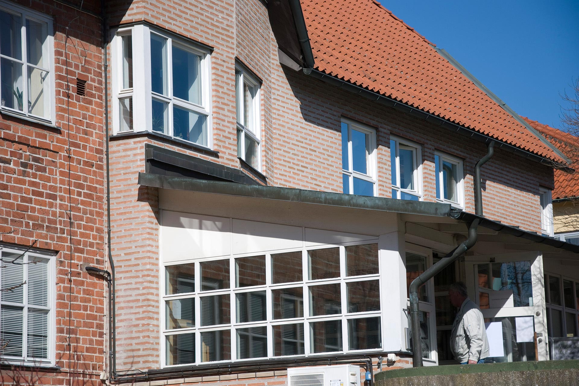 Församlingshemmet Klostergården är en röd tegelbyggnad invid Klosterkyrkan i Ystad.