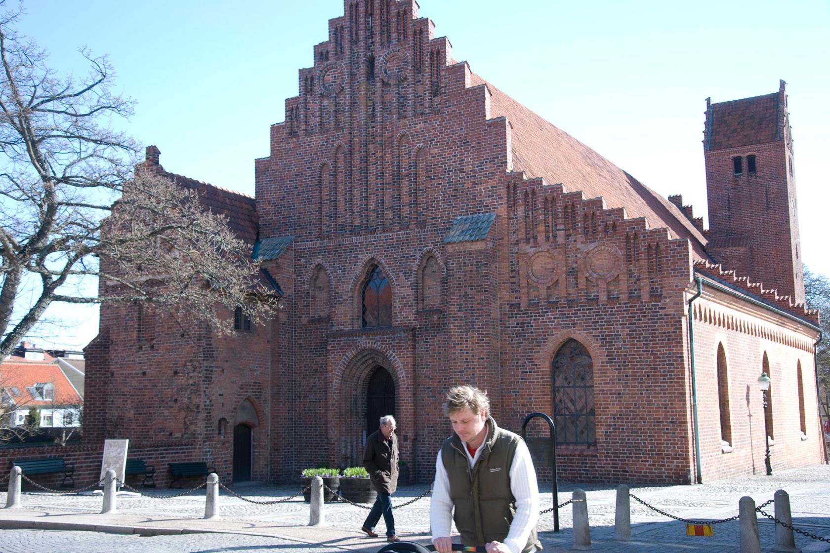 Klosterkyrkan i vackert rött tegel med trappstensgavlar.