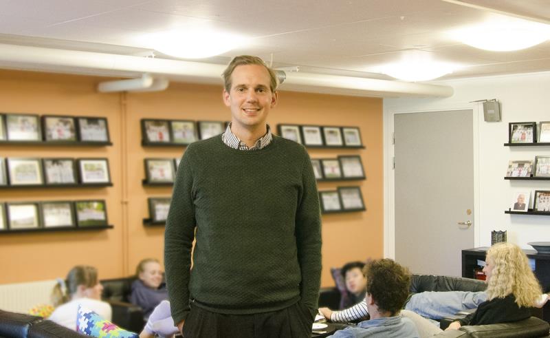 Ungdomsprästen Johannes Leckström står i förgrunden och ett gäng ungdomar skymtar i bakgrunden