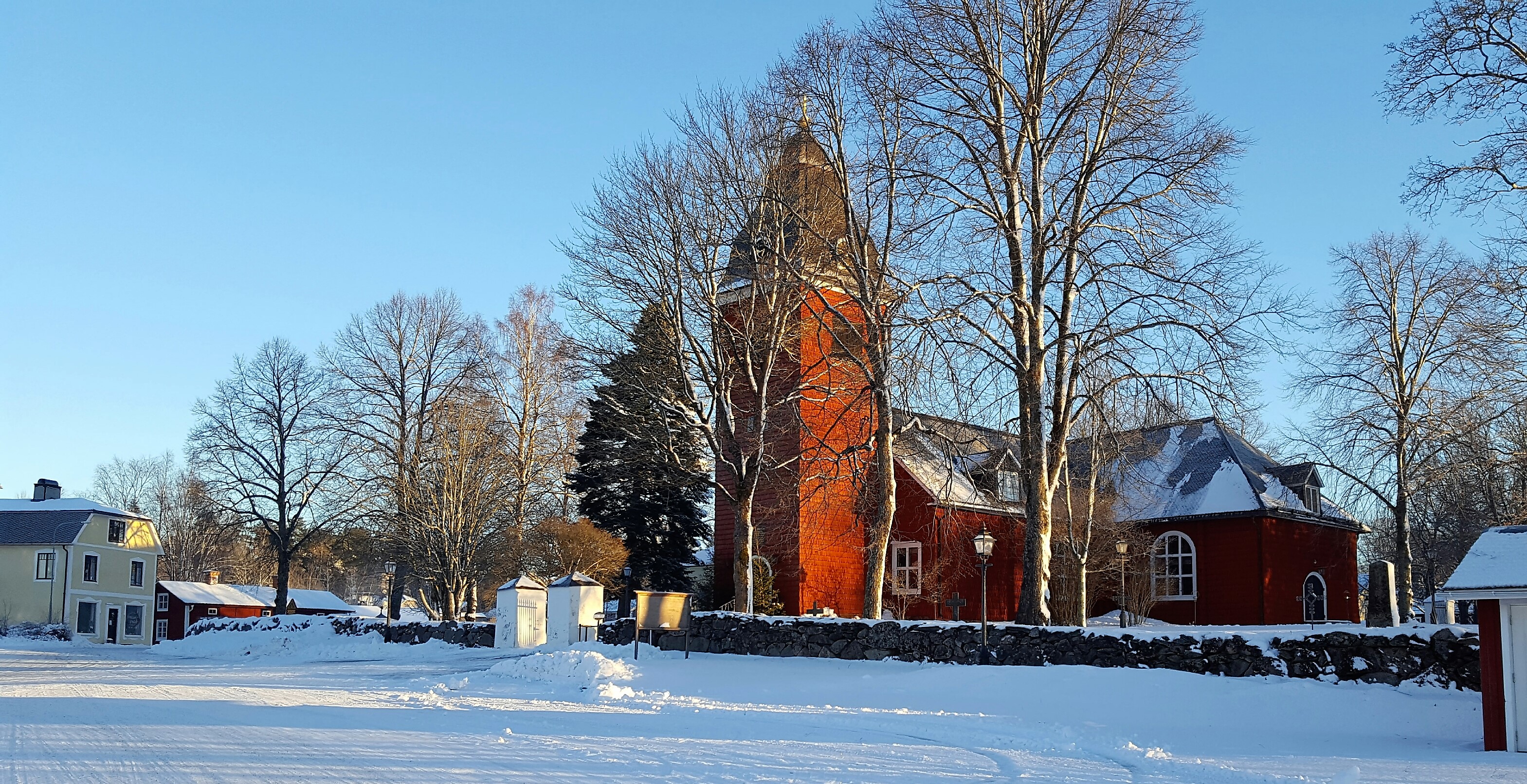 Kyrkan i vinterskrud