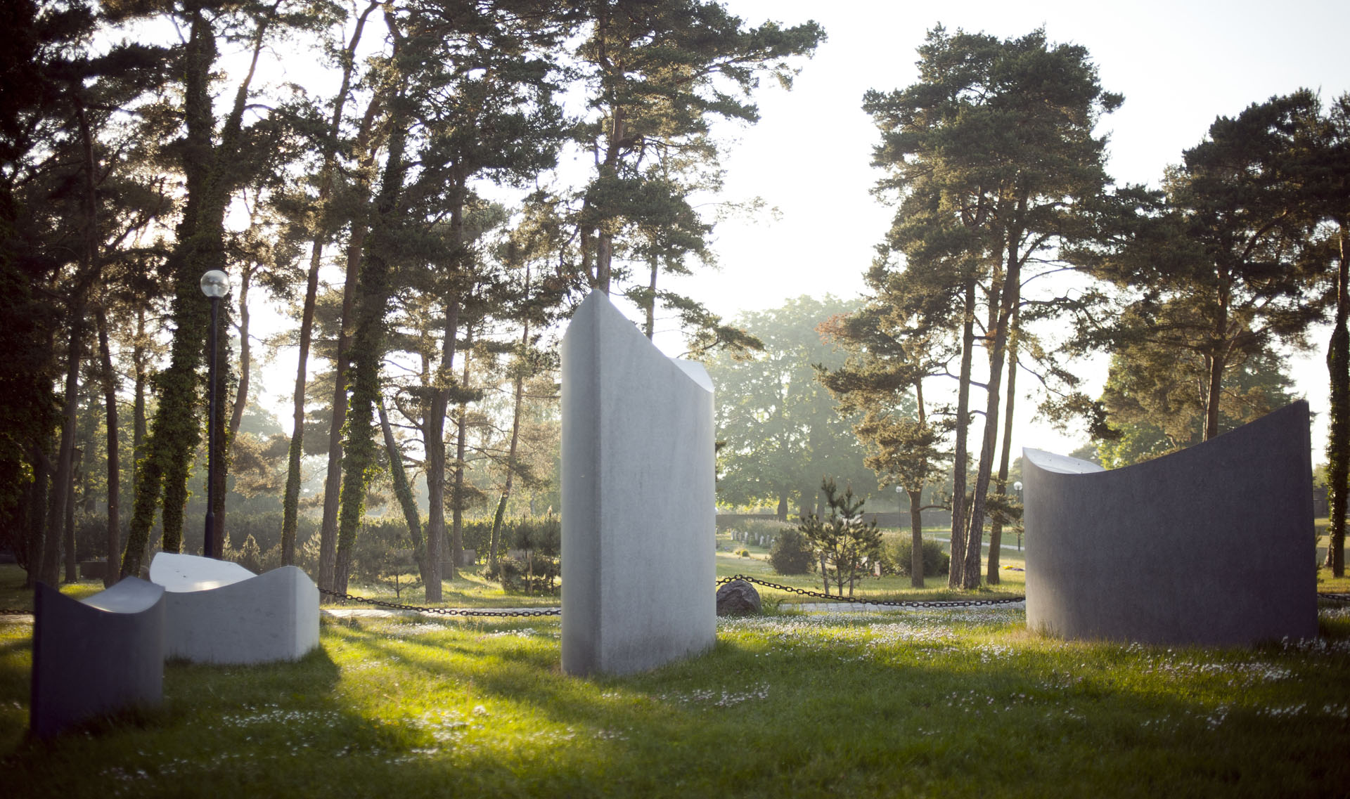 Minneslunden på Visby Norra kyrkogården med utsmyckningen Stenskepp vid stranden