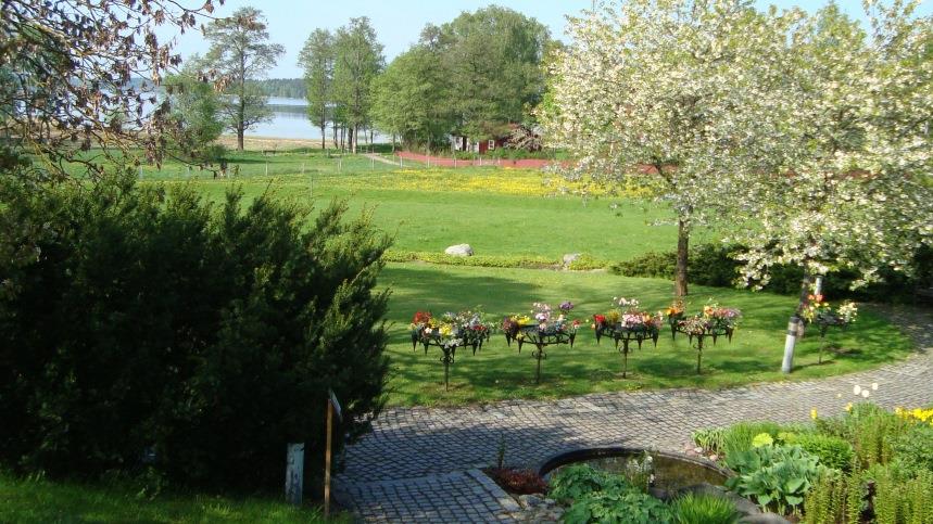 Minneslunden på Vallentuna kyrkogård. 