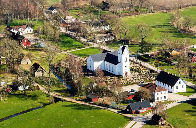 Flygfoto Lövestads kyrka