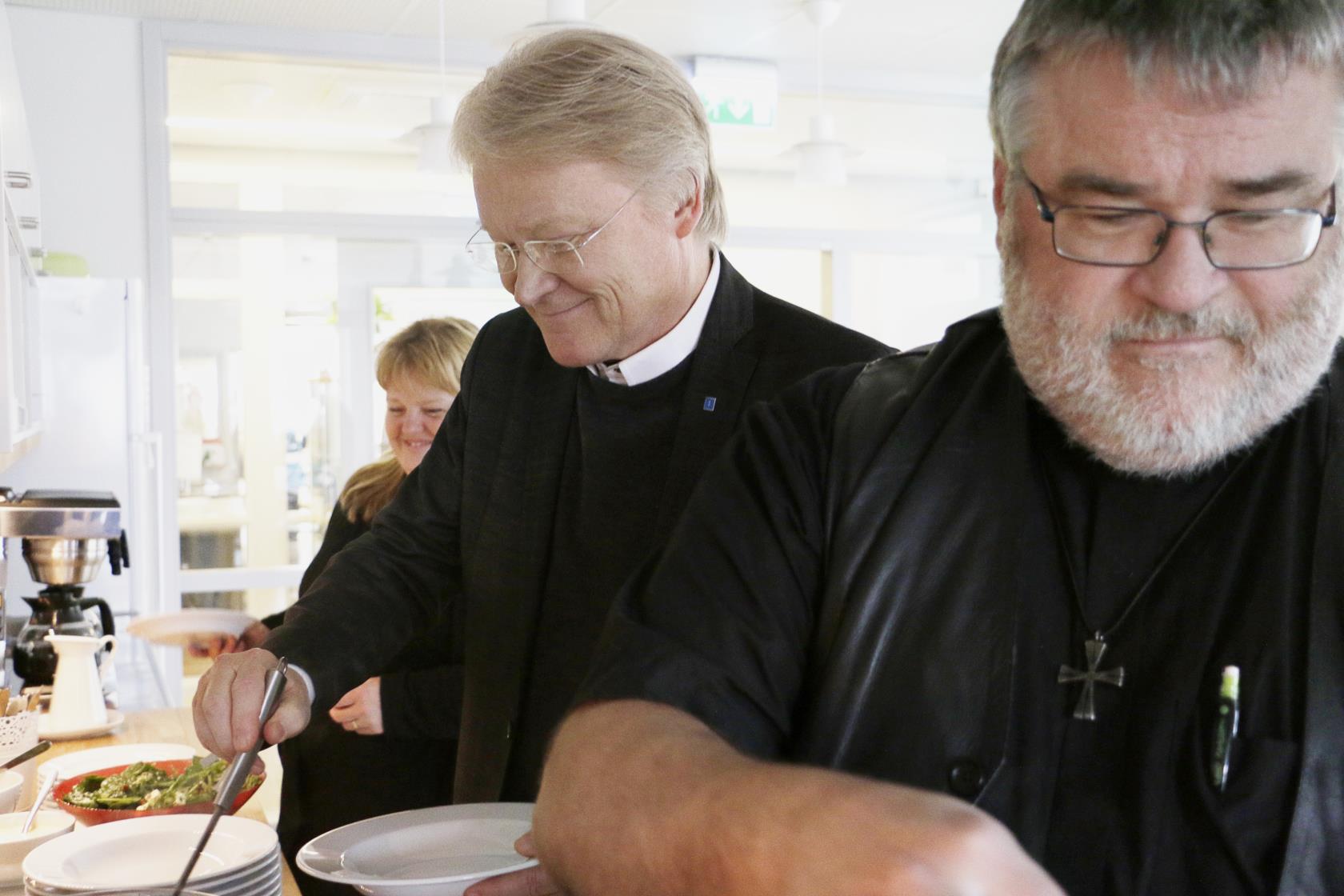 Fr.v. Irene Molander, Lars Adaktusson och Kyrkoherde Anders Johansson tar del av S:ta Marias kravmärkta mat.