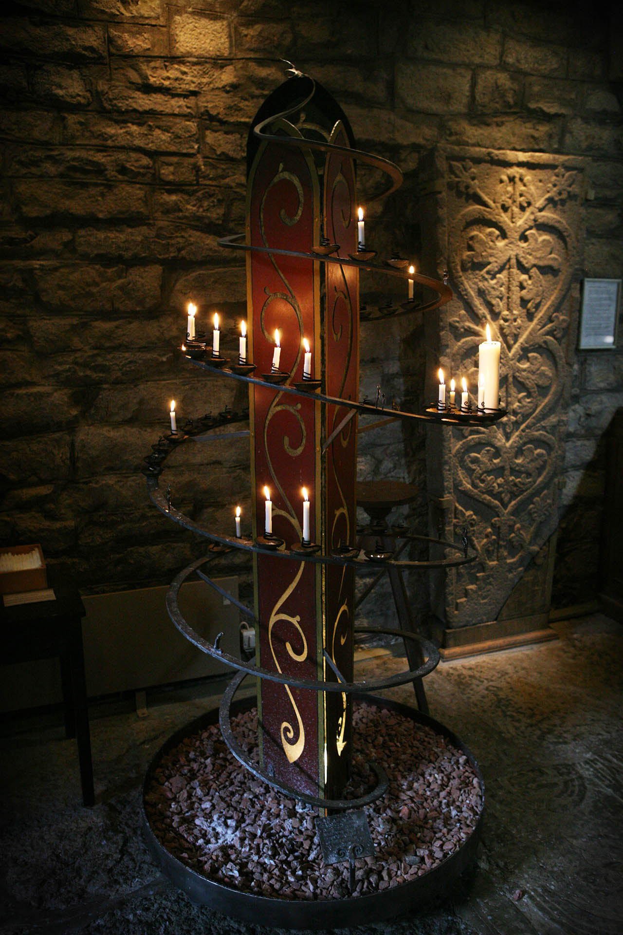 Ljusbärare i Husaby kyrka. Tillverkad av smeden Therese Enldahl.