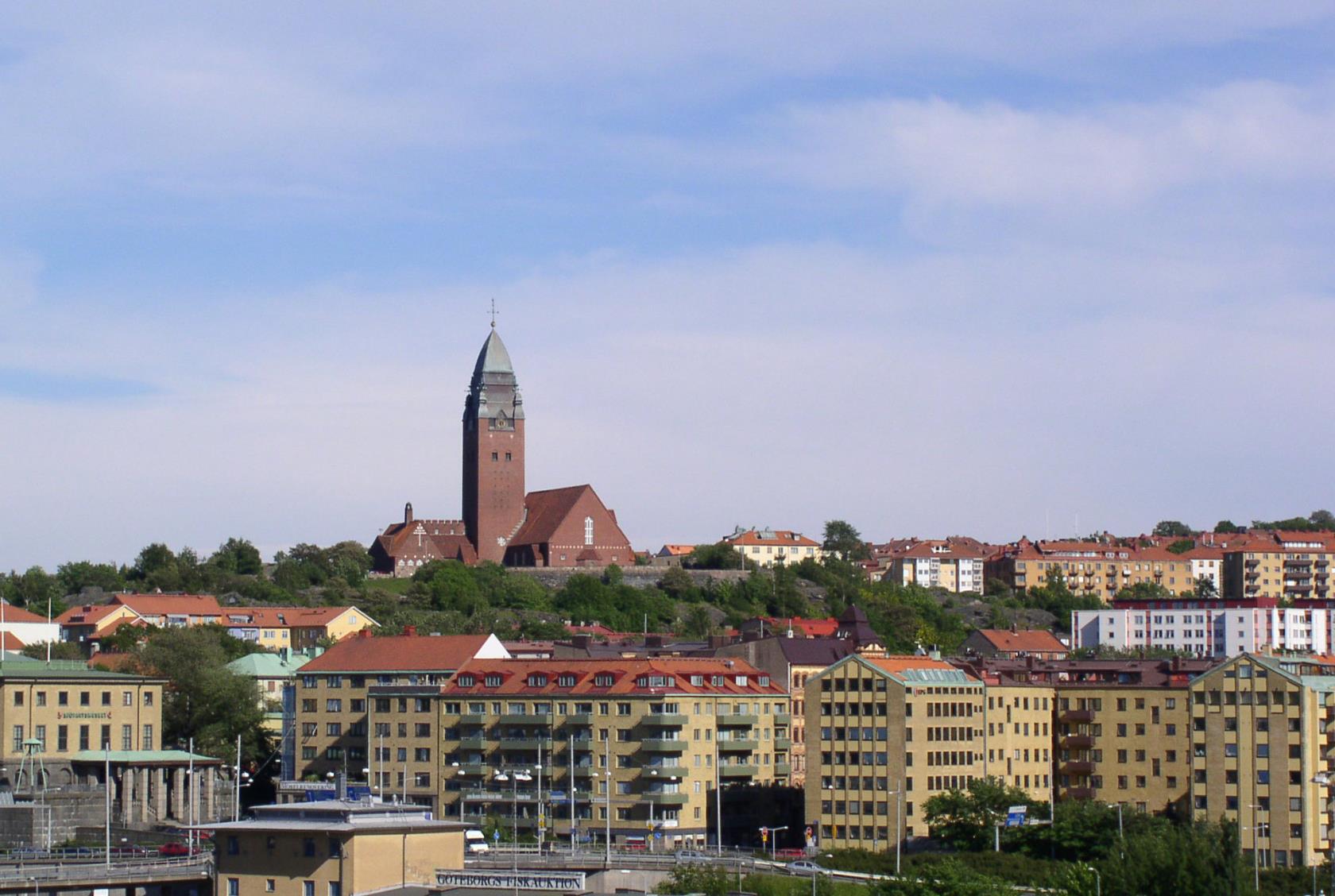 Masthuggskyrkan sedd från Göte älv. Kyrkan ligger högst på berget, väl synlig.