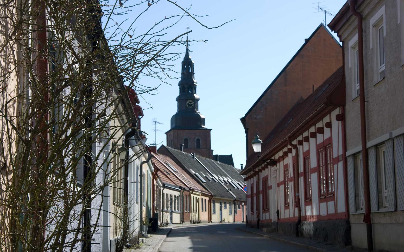 S:ta Maria kyrka ligger mitt i den gamla stadsdelen i Ystad, karaktäriserad av sina korsvirkeshus.