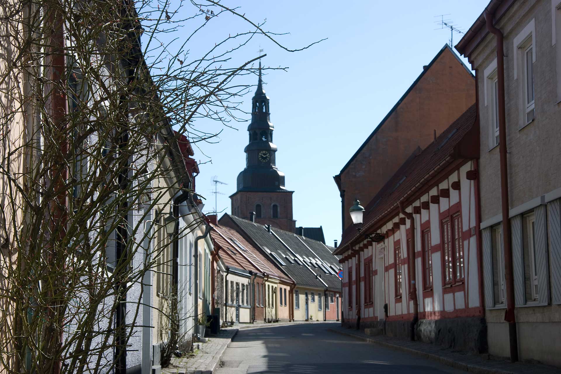 S:ta Maria kyrka ligger mitt i den gamla stadsdelen i Ystad, karaktäriserad av sina korsvirkeshus.