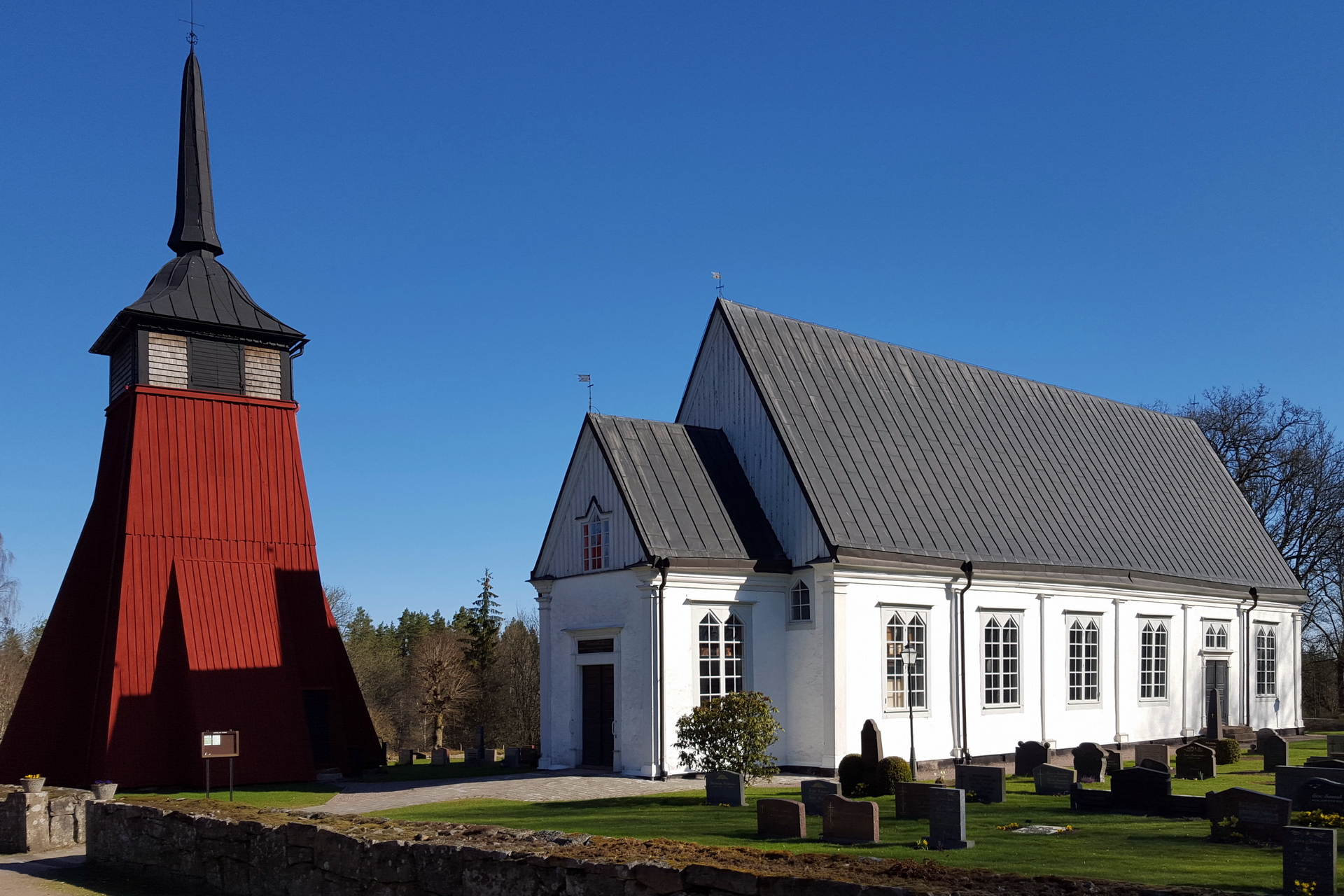 Mistelås kyrka, exteriör