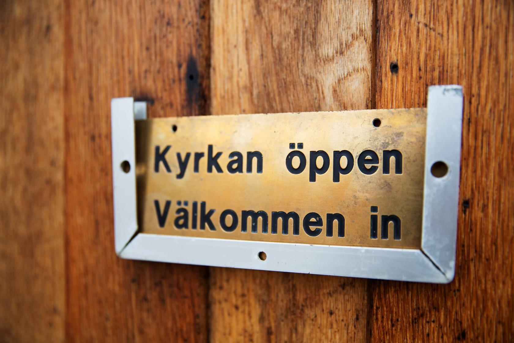 Skylt att kyrkan är öppen