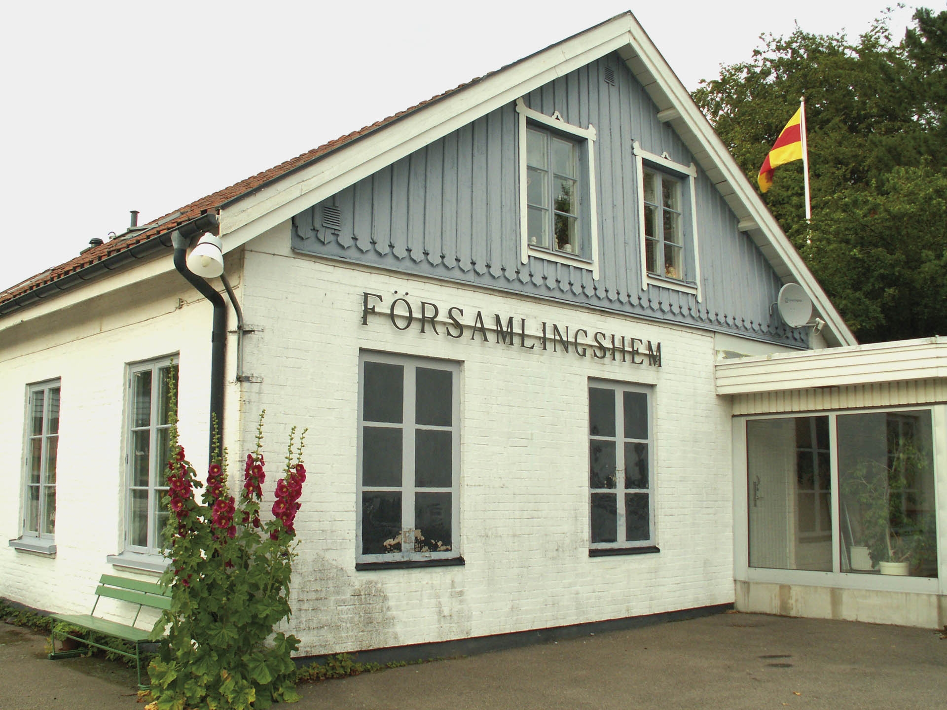 Mörarps församlingshem ligger invid Mörarps kyrka.