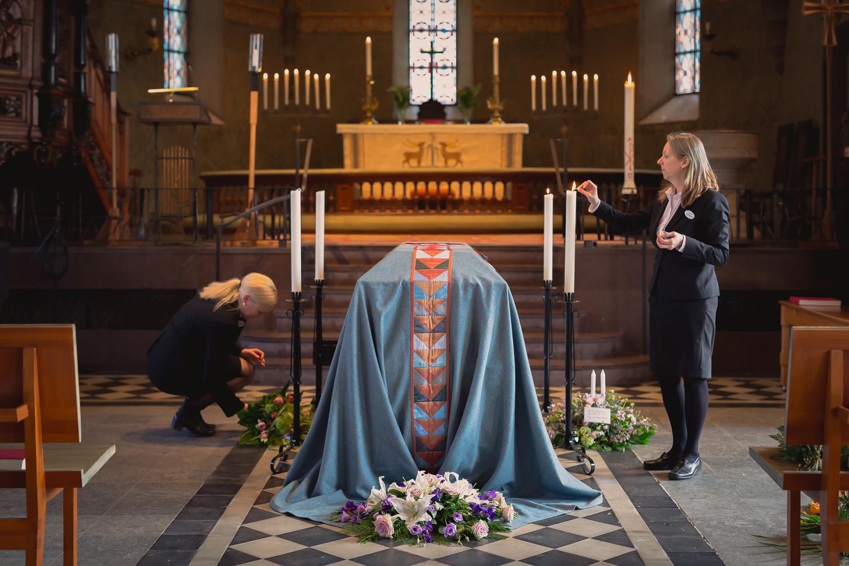 Kista med bårtäcke i Nacka kyrka