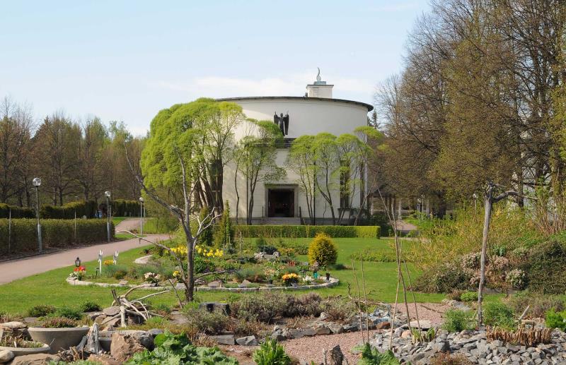 Vy mot det runda Uppståndelsekapellet på Norra griftegården.   