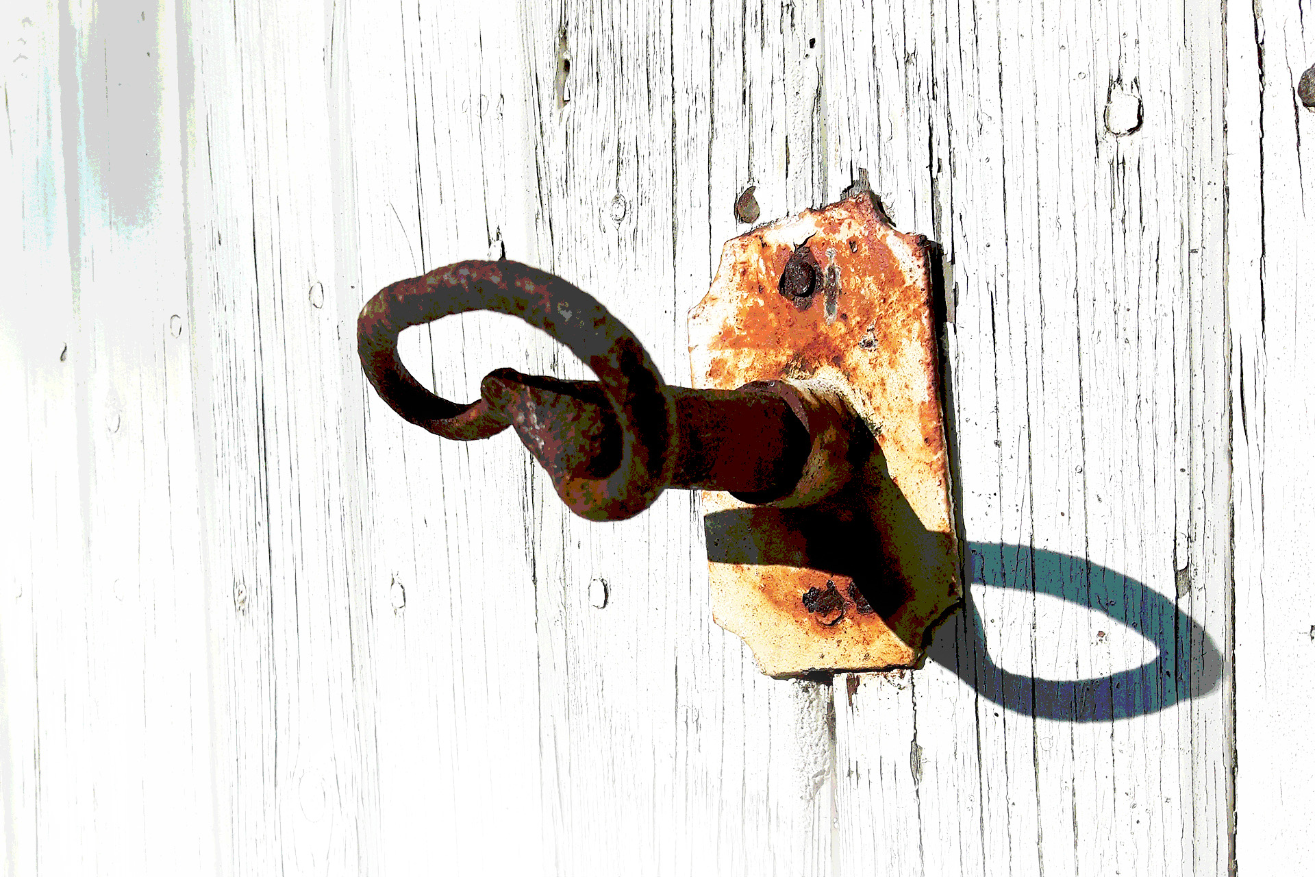En rostig gammal nyckel i en gammal dörr