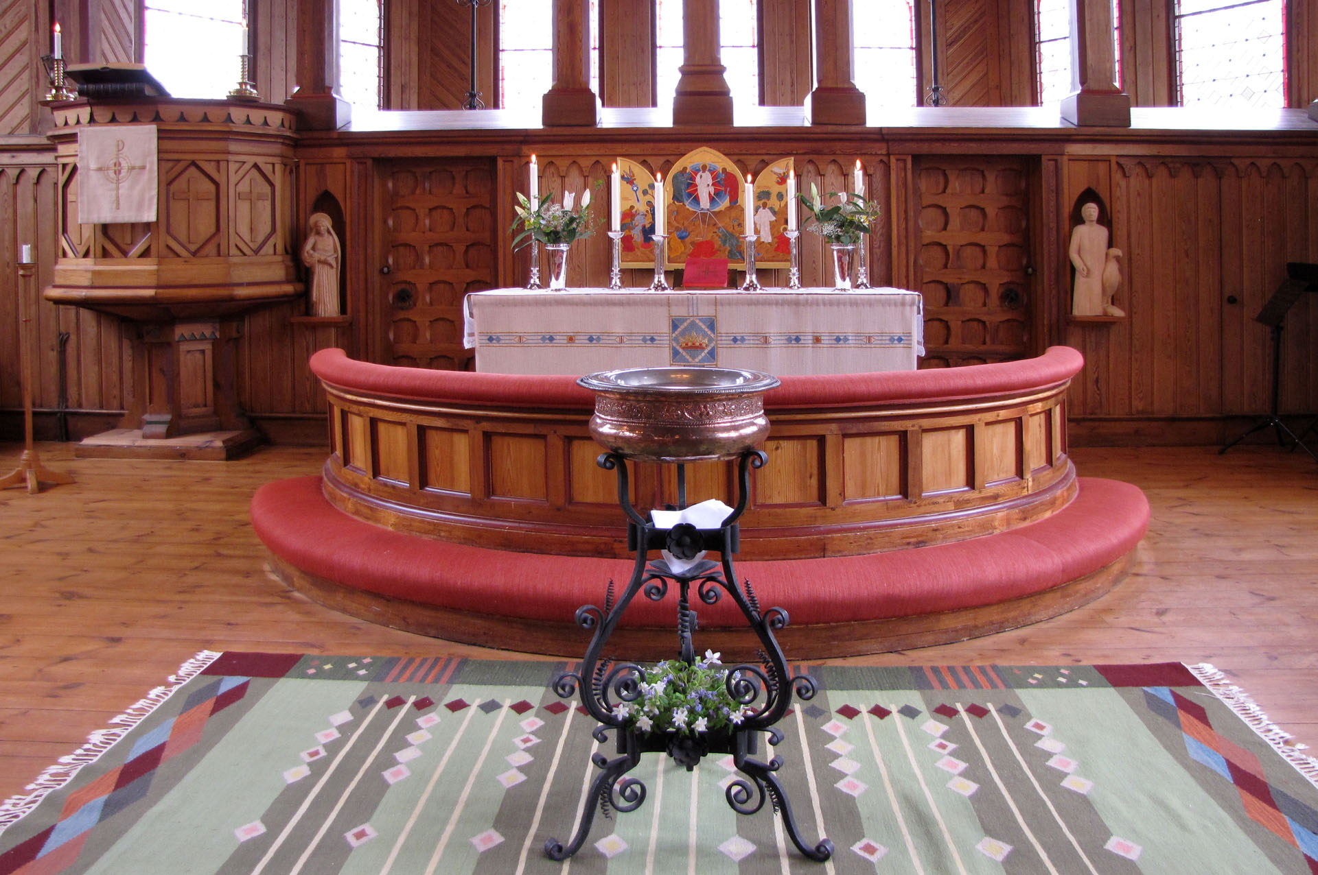 Altaret och dopfunten i Nykyrka kyrka
