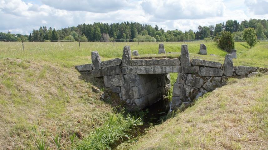 Stenvalvbro, ängar och träd.  