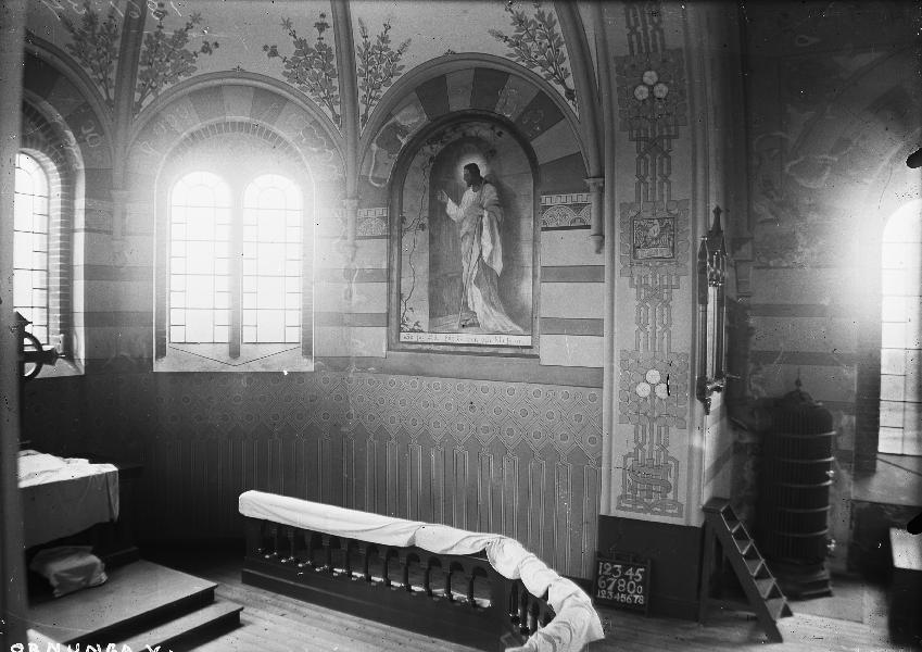 Ornunga kyrka interiör, kor, någon gång innan restaureringen år 1944. Nu sitter målningarna från koret istället på långhusets väggar.