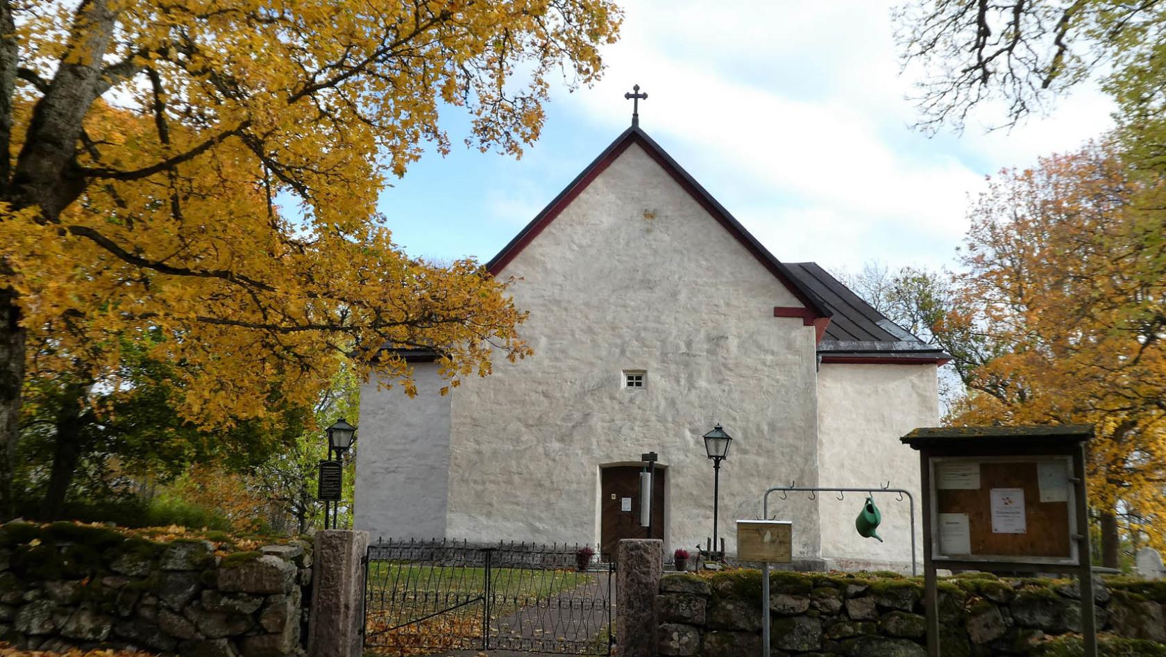 Sveneby kyrka i hösttid