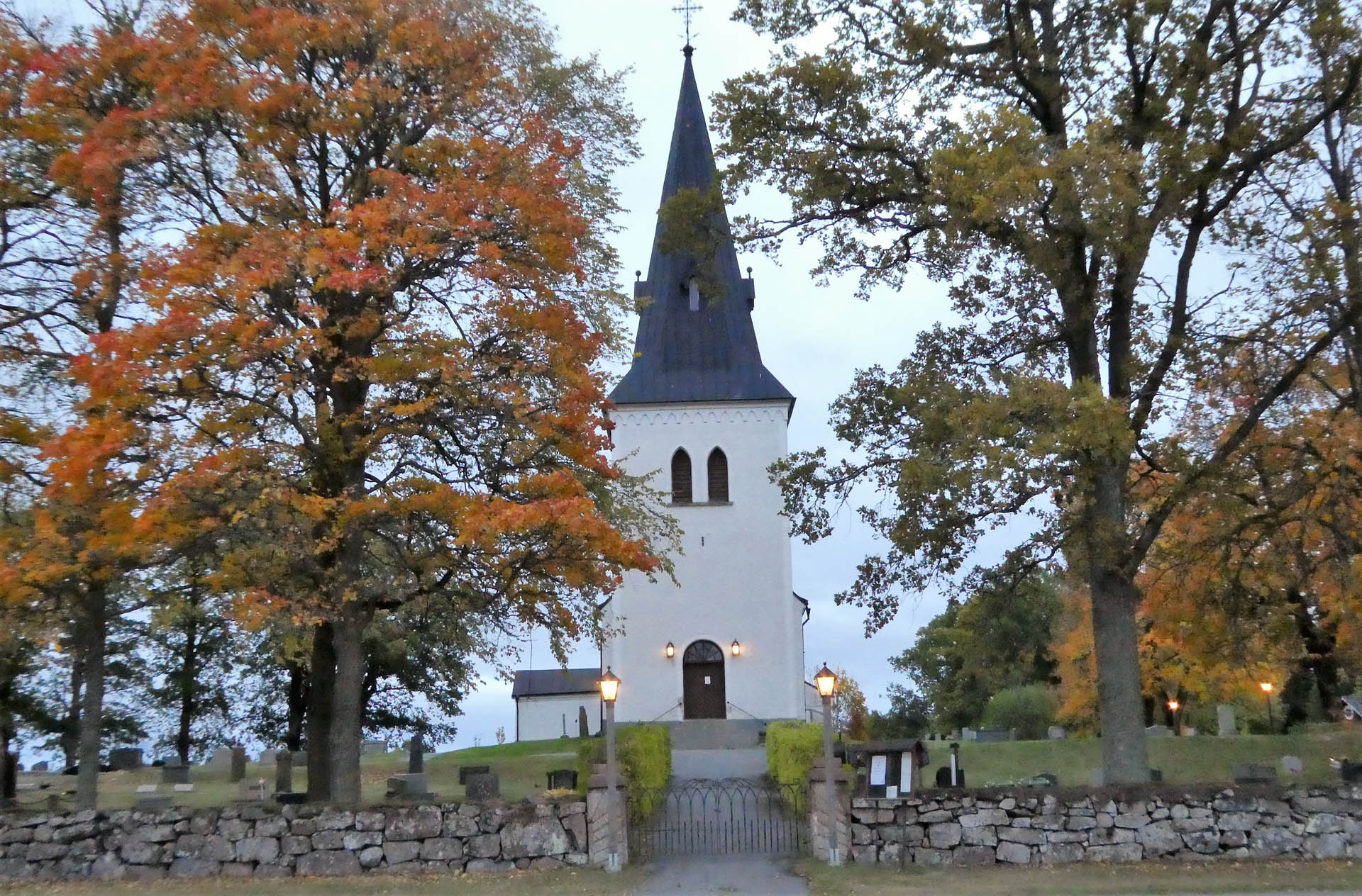 Hjälstad kyrka i hösttid