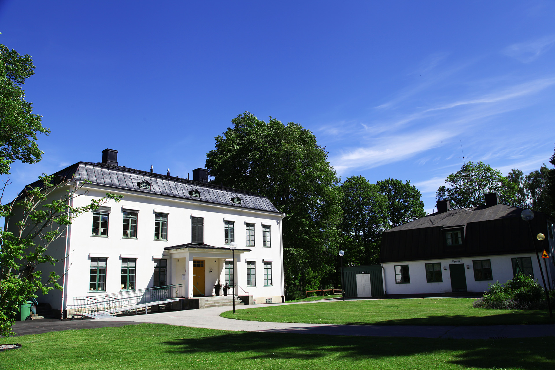 Pastorsexpeditionen är en vit byggnad med tillhörande flygelbyggnad utmed Södra Kungsvägen 63.