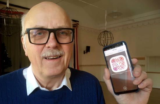 Per Martin Edström visar upp QR-kod