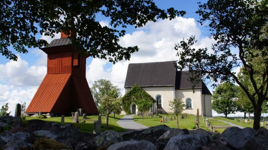 Markims kyrka, klocktorn och kyrkogård, det är sommar. 