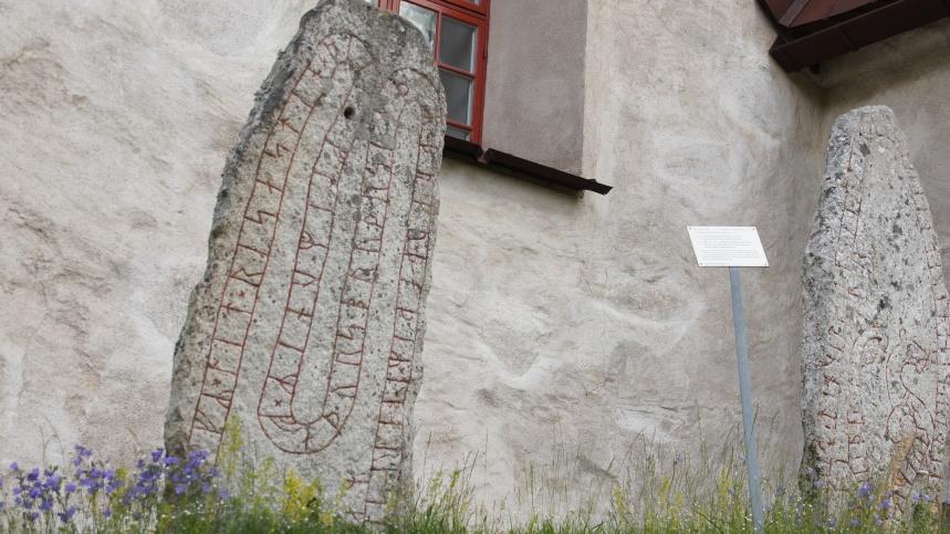 Ulfs stenar står bredvid Orkesta kyrka.