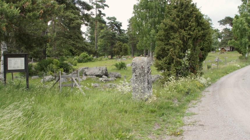 Gravfält, stenar, skog och gräs i Vaxtuna en sommardag