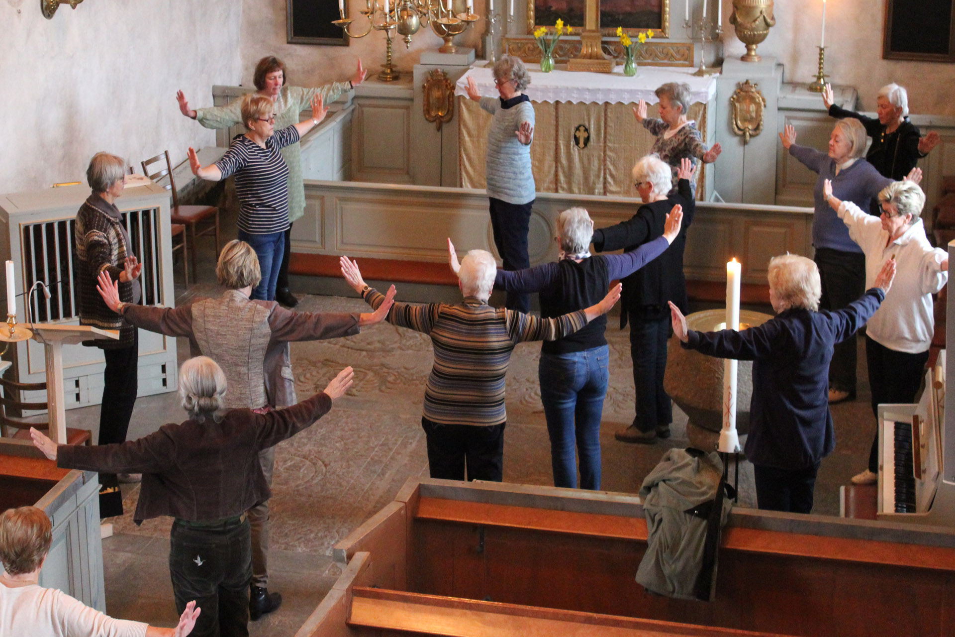 Qigong övning i koret i kyrkan.