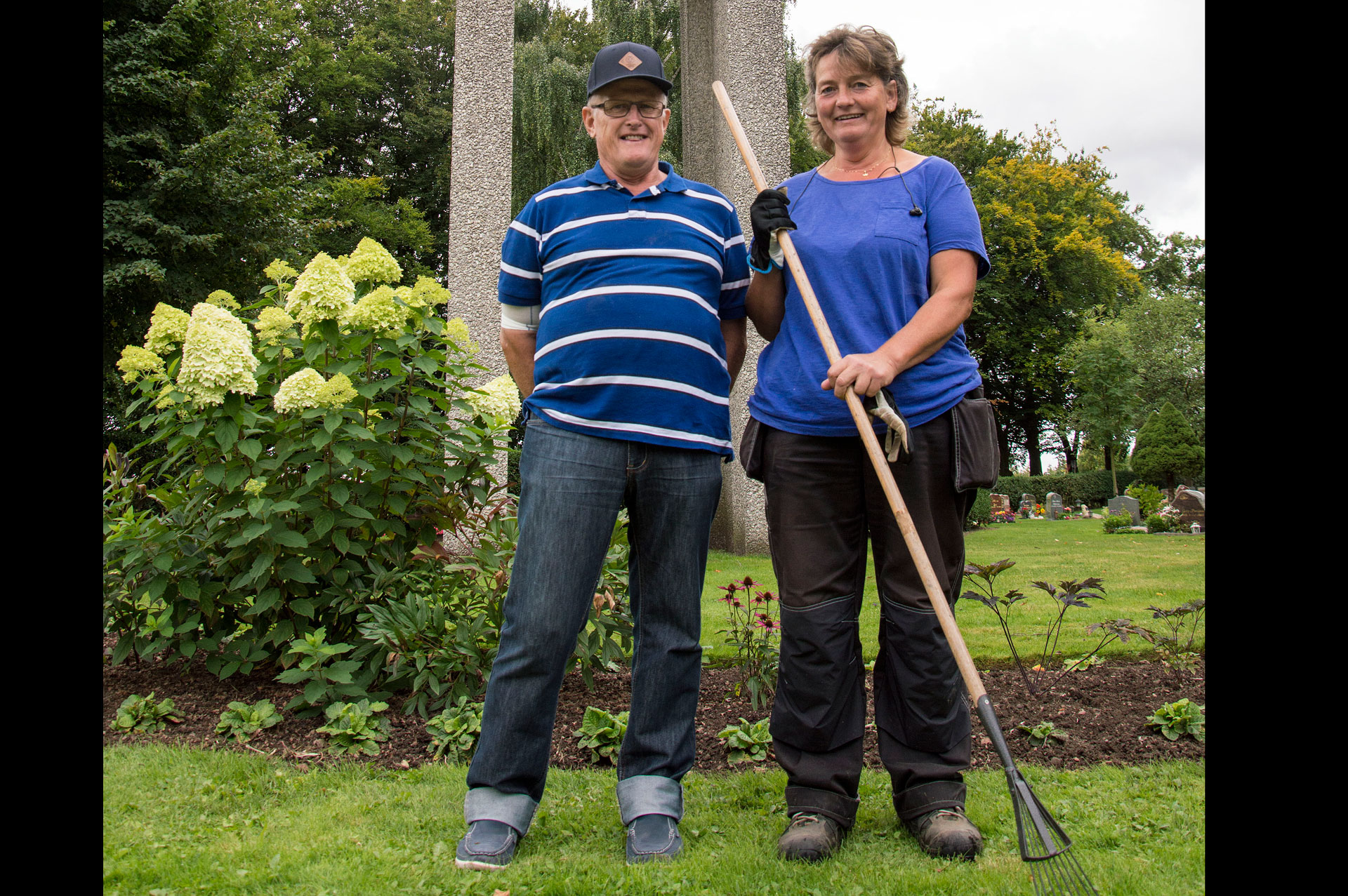 Kerstin Åkerblom pausar i arbetet på Eslövs kyrkogård och pratar med kollegan Hans-Lennart Olofsson. 