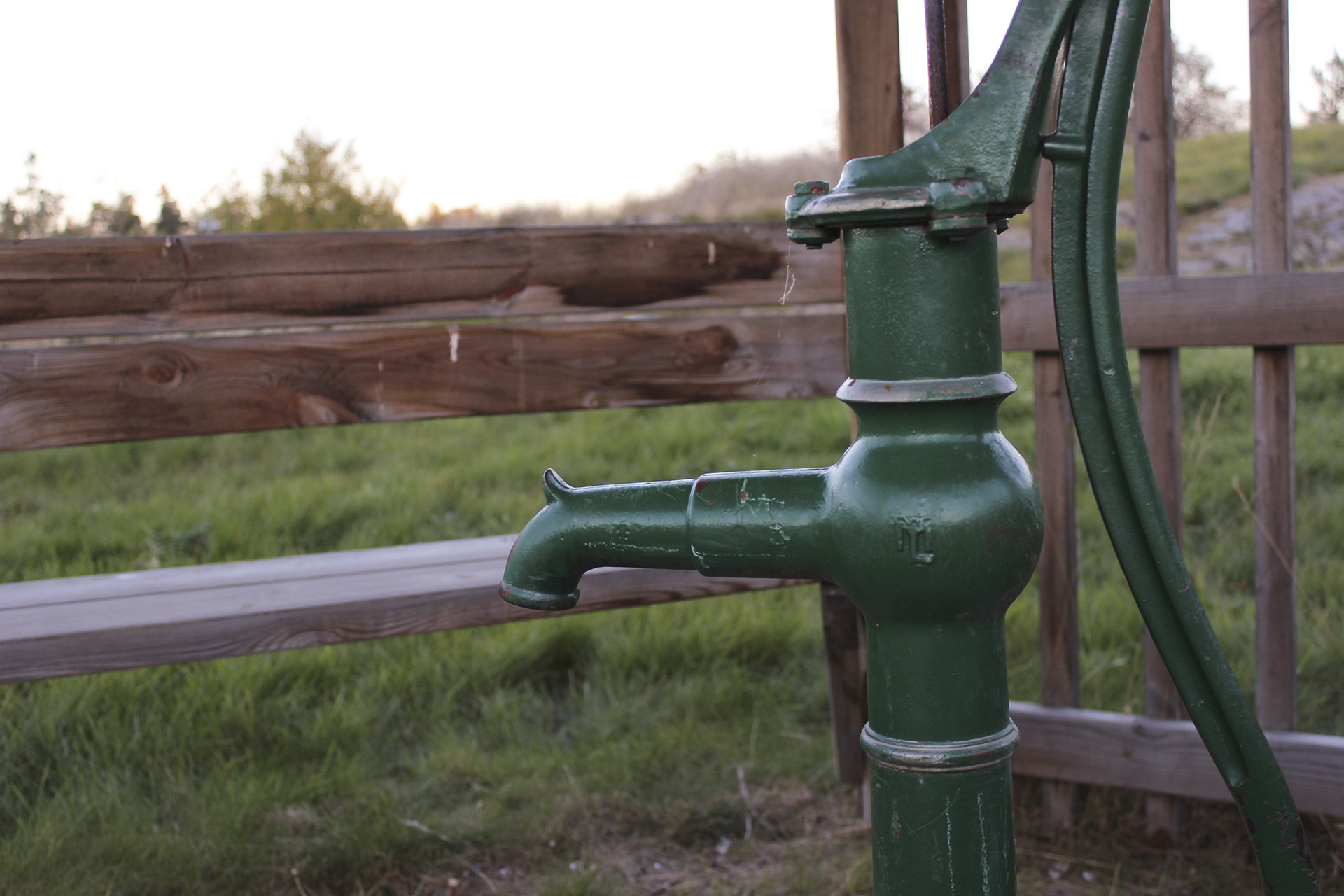 Närbild på den gröna pumpen vid Sanda källa.