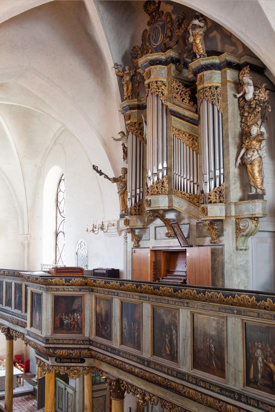 Orgelfasaden i Sankta Maria kyrka är rikt dekorerad med snidade bladverk och figurer i barockstil. Orgelläktaren i sin tur är dekorerad med målningar med bibliska motiv, gjorda av Carl Mört.