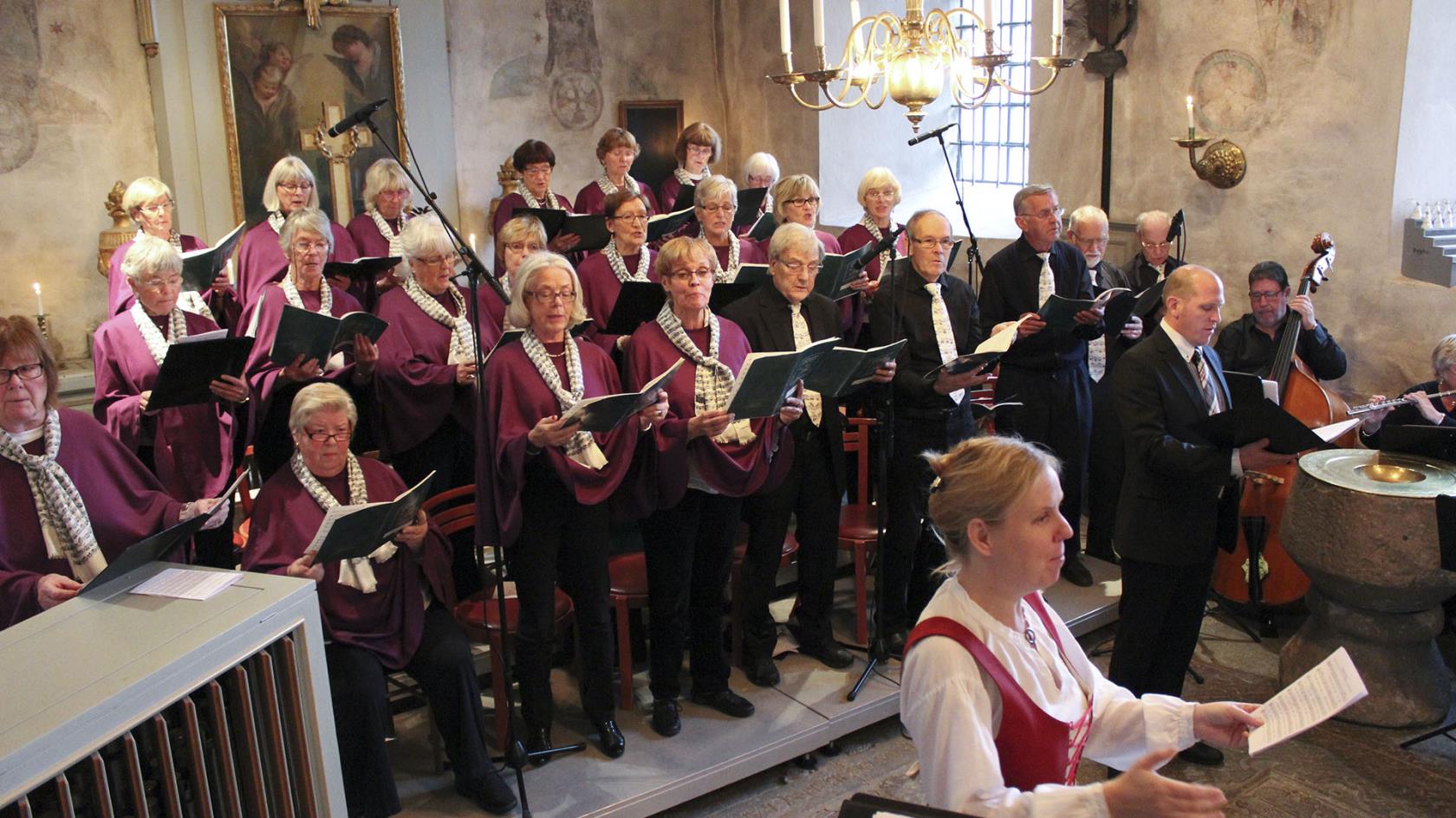 Seniorkören i koret i Fresta kyrka. 