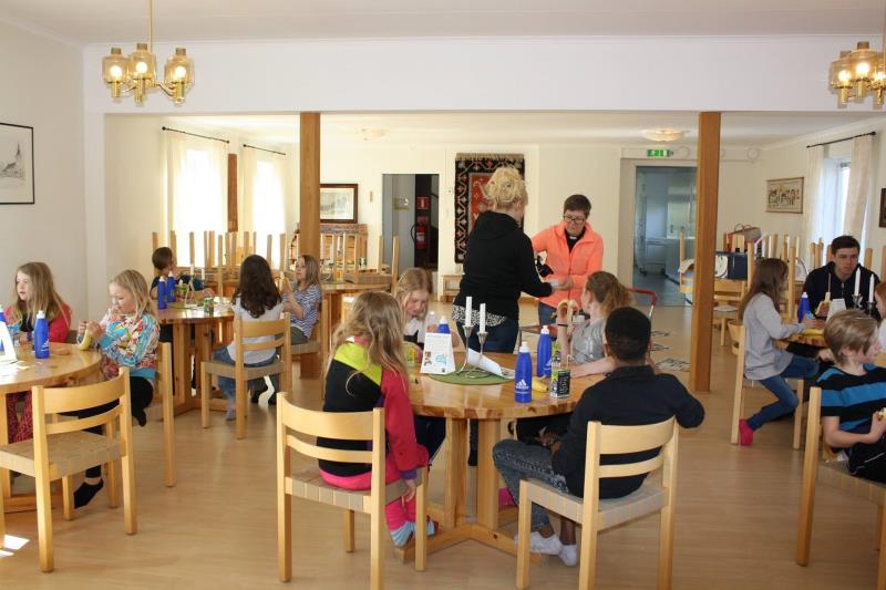 Den årliga cykelutfärden från skolan till kyrkan är en fortsatt succé.