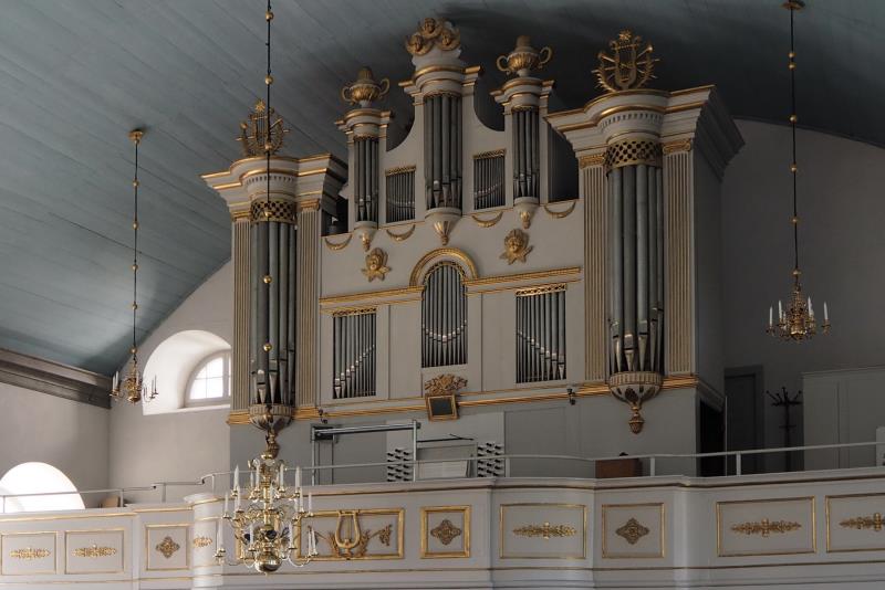 Slätthögs kyrka, interiör med läktarorgeln