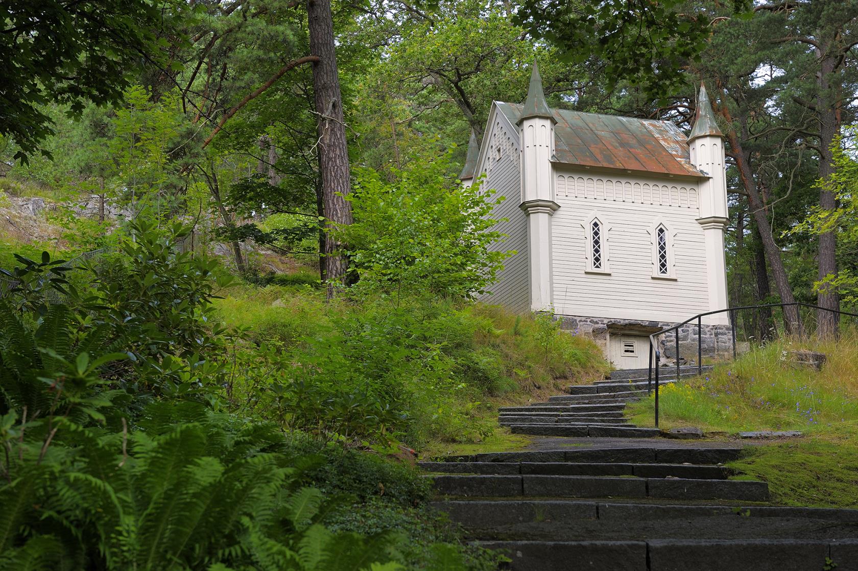 Vitt kapell i skogen