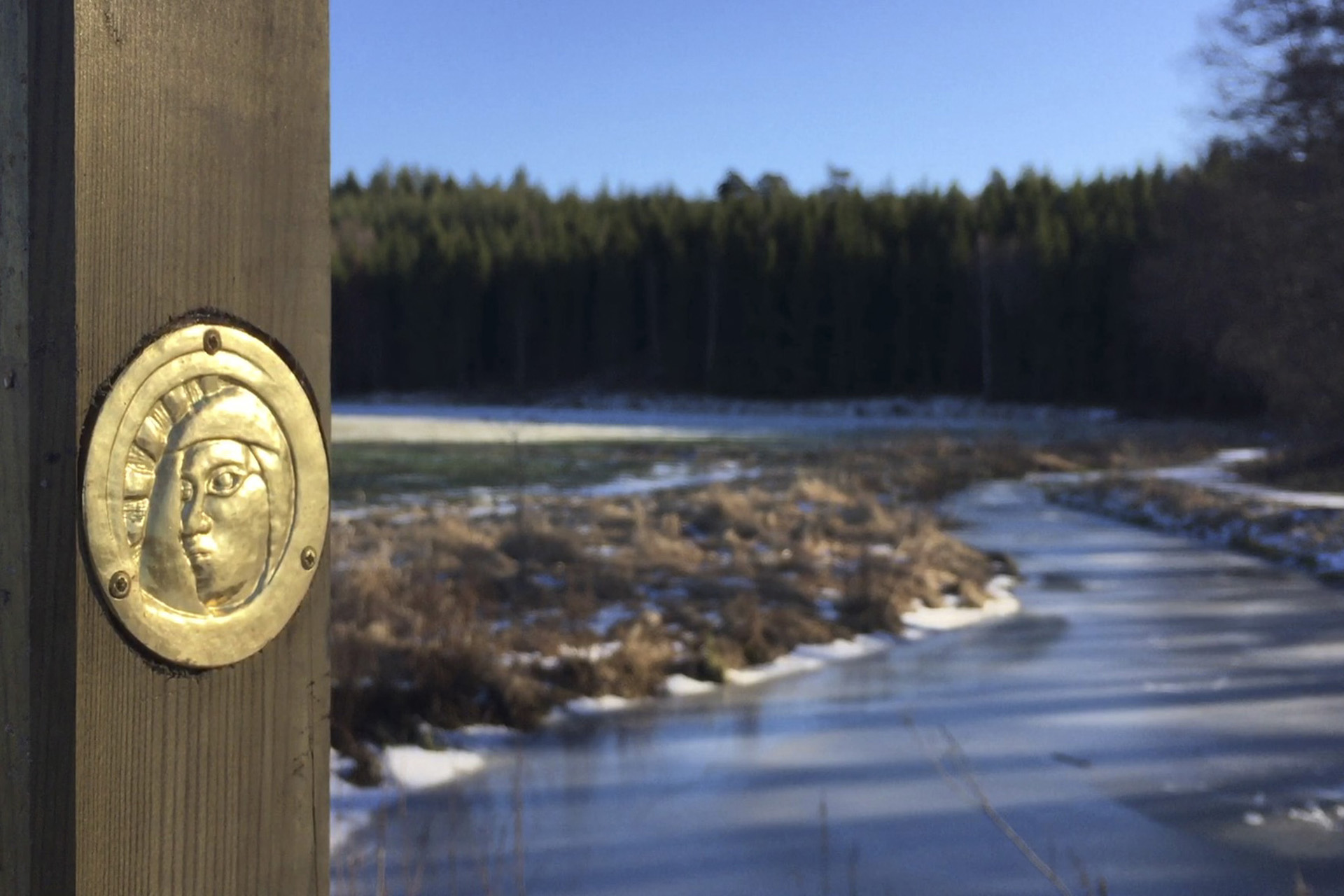 Stolpe med märke utmed vandringsleden