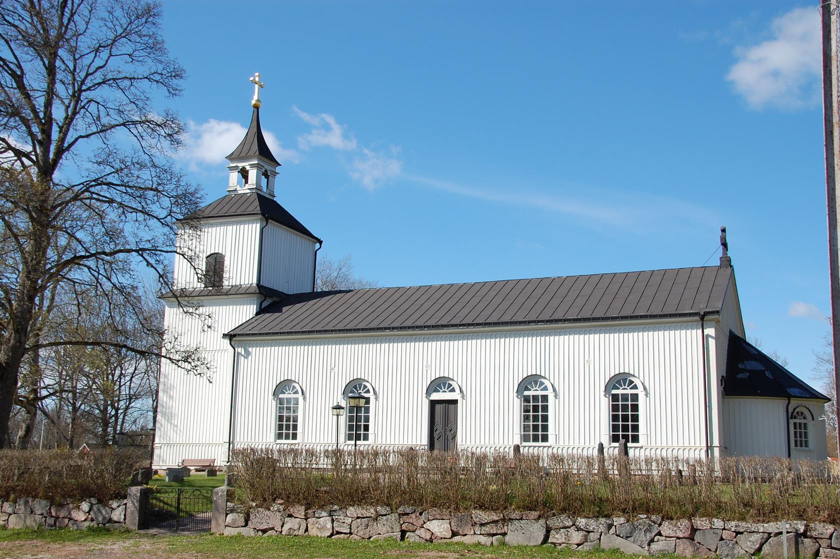 Trehörna kyrka. En vit träkyrka.