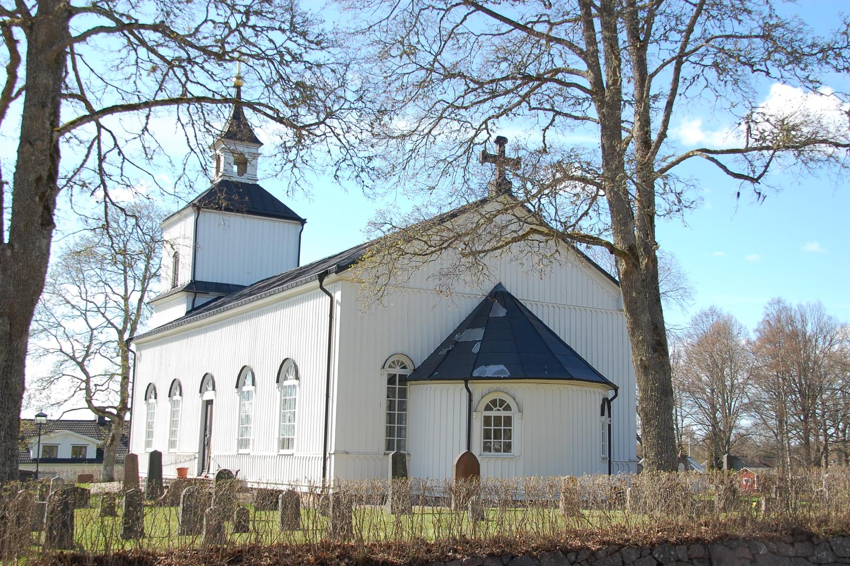 Trehörna kyrka. En vit träkyrka.