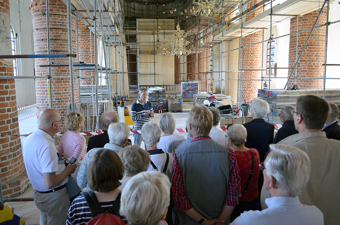 Församlingens fastighetstekniker Joakim Eliasson berättade om den pågående renoveringen av kyrkan.