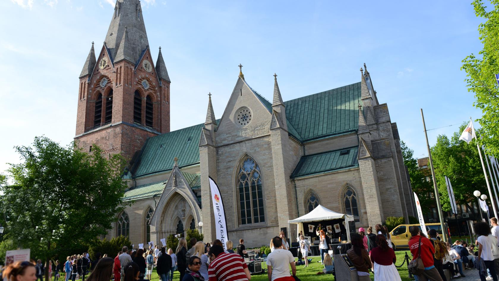 Bilden visar S:t Nicolai kyrka och rörelse på stan. Konfirmander är på festen "Inte som du tror".