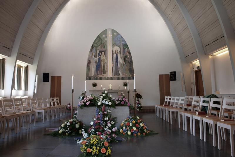 Fondväggen i Uppståndelsens kapell i Ystad är gjord i blå, grå och grön glasmosaik. Mosaiken föreställer Uppståndelsen och Jesus vandring till Emmaus.