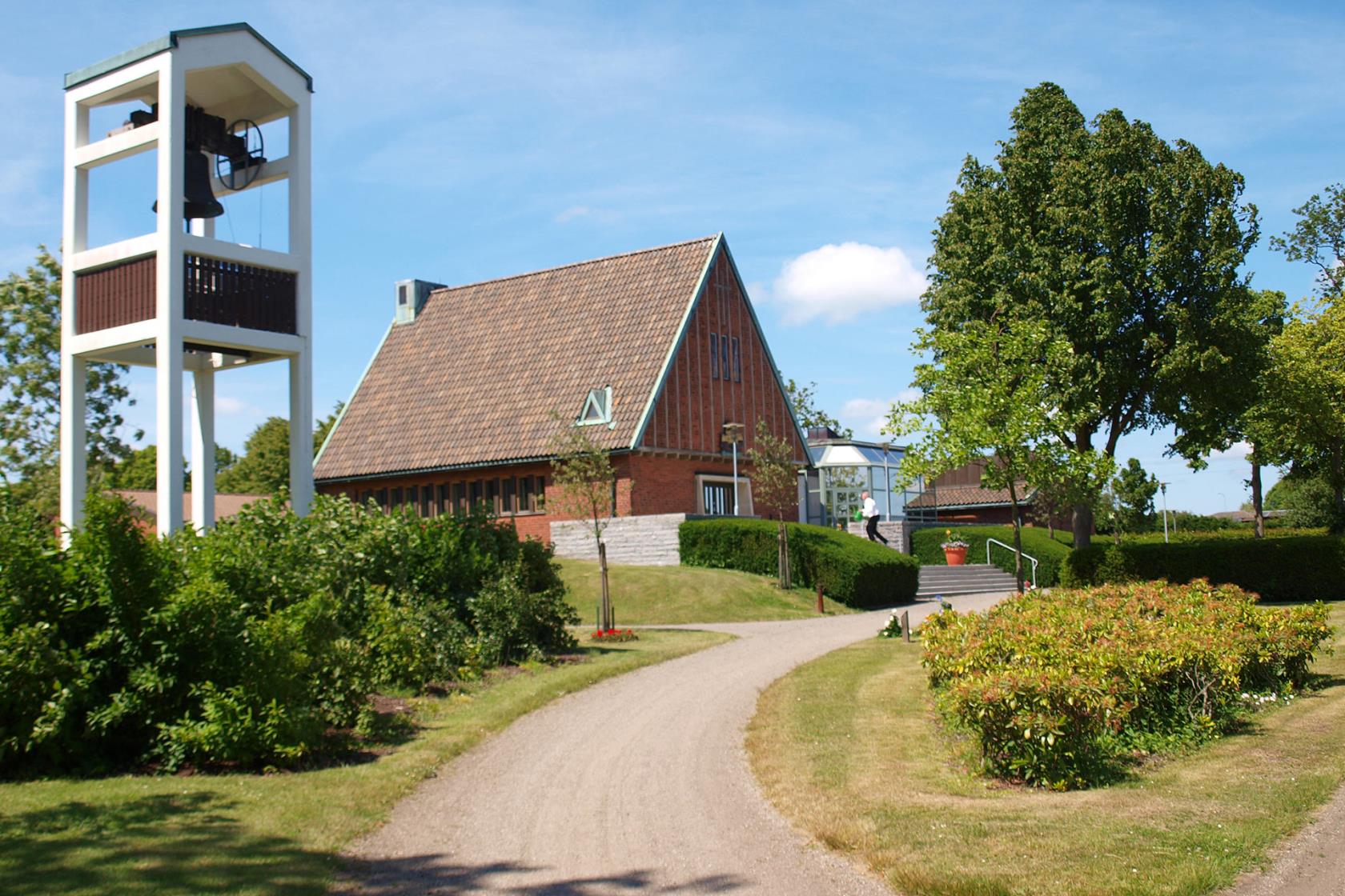 Uppståndelsens kapell ligger vackert med utsikt över havet.