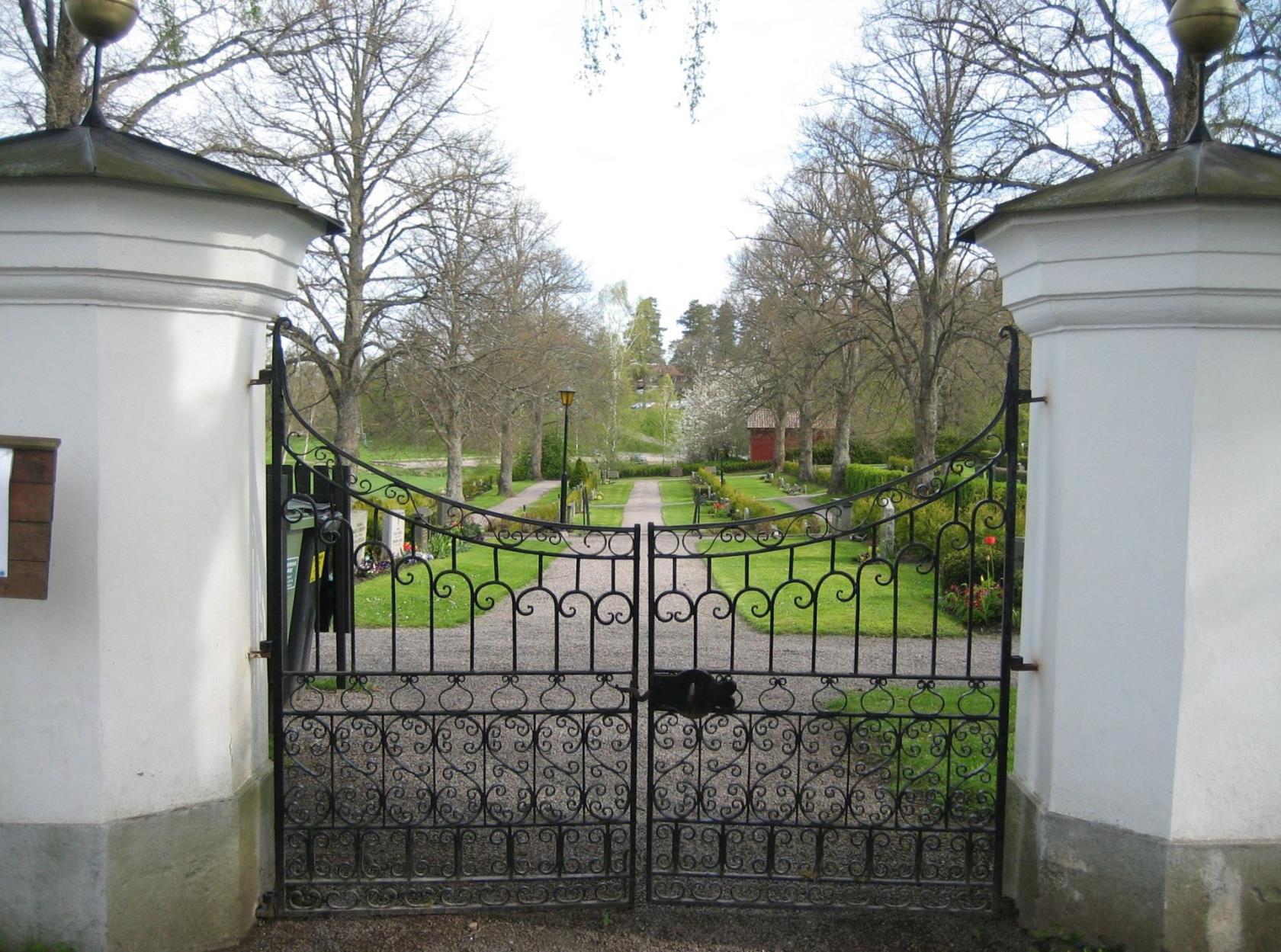 Entrén till Vårdnäs kyrkogård