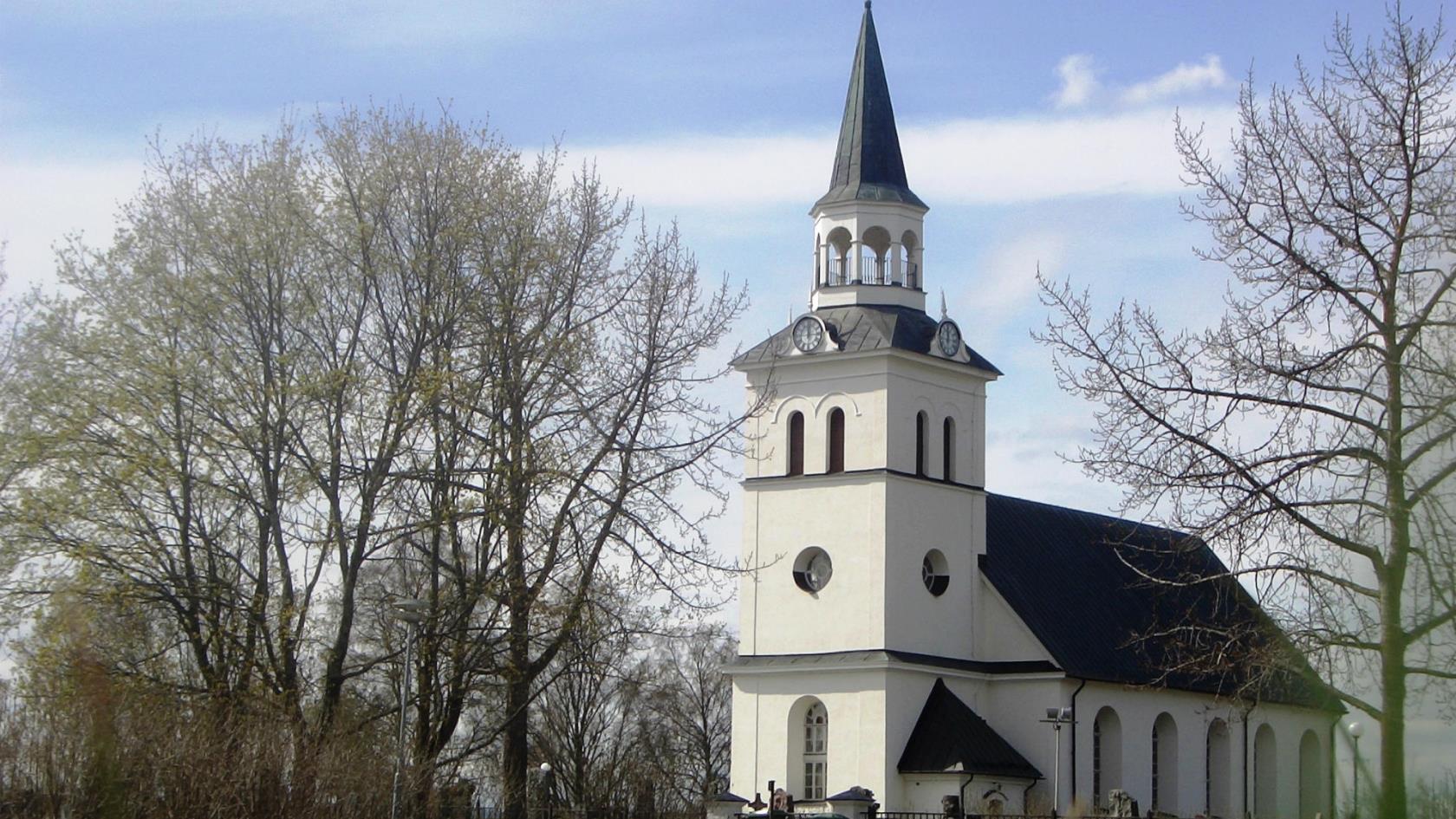 vårbild av Stöde kyrka