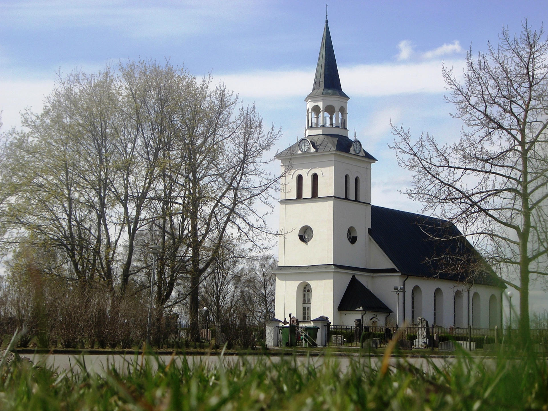 vårbild av Stöde kyrka